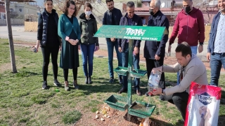 Nurdağı Kaymakamı Korkmaz, sokak hayvanlarına yem bıraktı