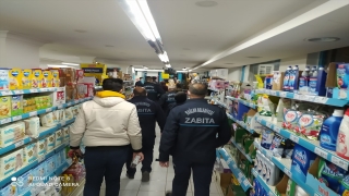 Bağlar Belediyesi yaptığı denetimde bazı marketlerde yağ stoklandığını tespit etti