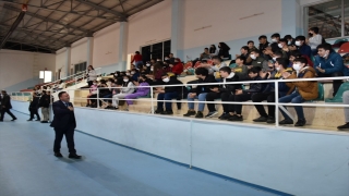 Bağlar Belediyesince geleceğin yıldızlarına malzeme desteği sunuldu 