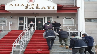 Adıyaman’da otomobilde uyuşturucu saklayan 2 zanlı tutuklandı