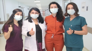 Koronavirüsle mücadelenin kadın kahramanları 8 Mart’ta da görev başında 