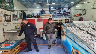 Viranşehir’de zabıtalar balık satan işyerlerini denetledi