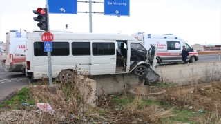 Şanlıurfa yolcu minibüsüyle otomobil çarpıştı: 1 yaralı