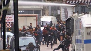 Mardin’de polise taşla saldıran gruba müdahale