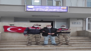 Şanlıurfa’da aranan cinayet zanlısı saklandığı çuvalların altında yakalandı
