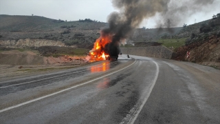 Kilis’te seyir halindeki tır yandı