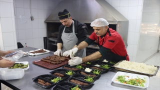 Şanlıurfa’da her gün 6 bin 500 kişiye iftar yemeği veriyor