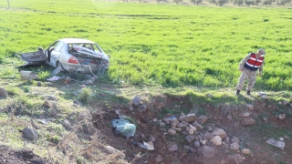 Kilis’te şarampole devrilen otomobildeki 3 kişi yaralandı
