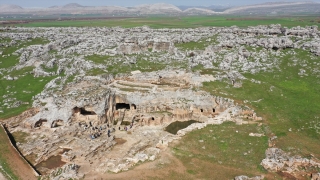 Tarihi, yerleşik yaşamın izlerini barındıran höyük ve mağaralarda öğreniyorlar