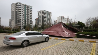 Diyarbakır’da şiddetli rüzgarda bir binanın çatısı sitenin bahçesine düştü 
