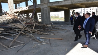Kaymakam Güner ve Belediye Başkanı Beyoğlu’dan, iskelesi çöken inşaatta inceleme