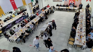 Araban protokolü öğrencilerle buluştu