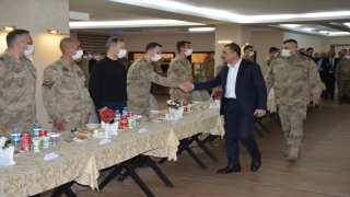 Siirt Valisi Hacıbektaşoğlu, askerlerle iftar yaptı