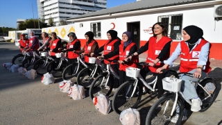 Türk Kızılay Batman Şubesinin kadın üyeleri bisikletlerle yemek dağıtıyor