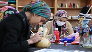 Su kabağı kadınların elleriyle sanata dönüştürülüyor