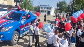 Kilis’te jandarma, köy çocuklarının bayramını etkinliklerle kutladı