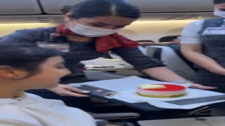 Zihinsel engelli genç kıza uçakta doğum günü sürprizi