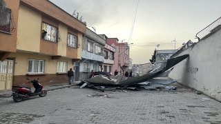 Gaziantep’teki şiddetli rüzgar okul çatısının bir kısmını uçurdu