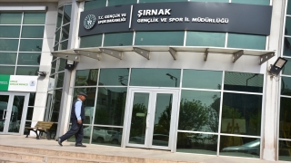 Şırnak’ta 67 yaşındaki Yusuf amca görev yaptığı okulda basketbol oynuyor