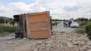 KilisHatay kara yolunda devrilen hafriyat yüklü kamyon ulaşımı aksattı