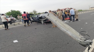 Mardin’de bariyere saplanan otomobildeki 3 kişi yaralandı