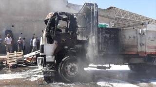 Gaziantep’te tamiri yapılan kamyon alev aldı, 2 kişi yaralandı