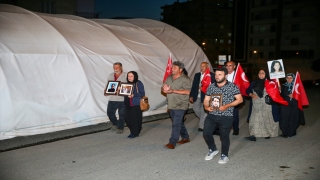 Diyarbakır annelerinin akşam da sürdürdüğü oturma eylemine 4 aile daha katıldı