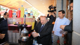 Bakan Varank, Diyarbakır’da vatandaşlara limonata ve meyan kökü şerbeti ikram etti