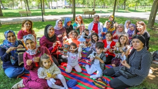 Yünü, şişi, tığı alan Diyarbakırlı kadınlar örgü örmek için parkta buluştu