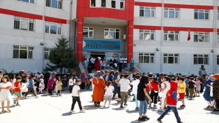 Diyarbakır ve Elazığ’da öğrenciler karnelerini aldı 