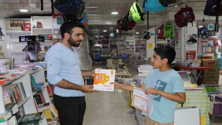 Batman’da bir esnaf takdir alan öğrencilere kaynak kitap hediye etti