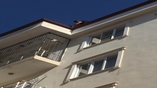 Kilis’te apartmanın saçağına takılan güvercini itfaiye kurtardı