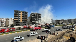 Şanlıurfa’da iş yerinde çıkan yangın söndürülmeye çalışılıyor