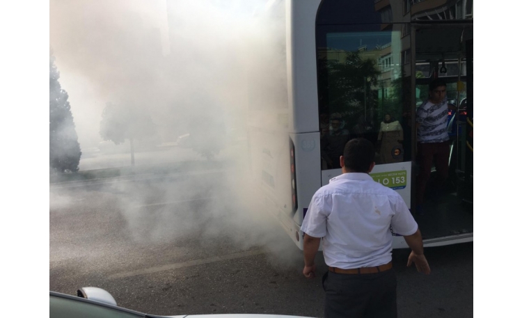 Karaköprü'de otobüsün yangın tüpü patladı