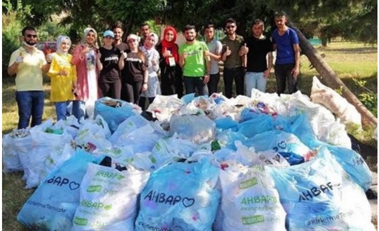 AHBAP, Yaslıca'da çöpleri temizledi