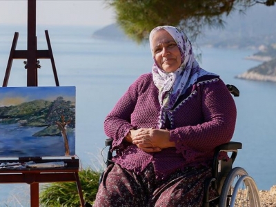 Bedensel engelli kadın, mutluluğun resmini çizdi
