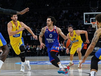 Anadolu Efes 13. galibiyetini aldı