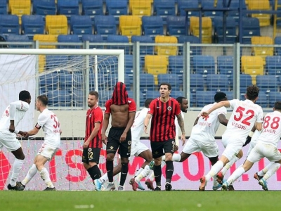 Süper Lig'in ilk yarısındaki uzatma dakikaları nefes kesti