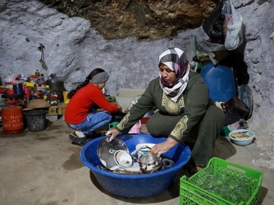 İsrail'in evlerini yıktığı Filistinliler mağaraları mesken tuttu