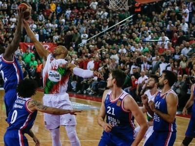 Anadolu Efes iki kulvarda zirveyi kimseye bırakmıyor
