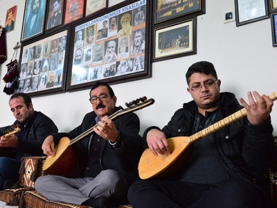 Geleneği oğluna ve gençlere aktarıyor