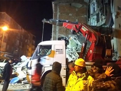 Elazığ'da enkazdan 2 kişi sağ çıkarıldı
