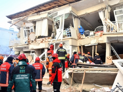 Enkazdan çıkarılan annenin feryadı: Çocuklarımı kurtarın