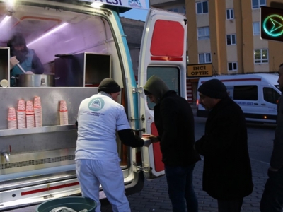 Soğuk havada sıcak çorba ikramı