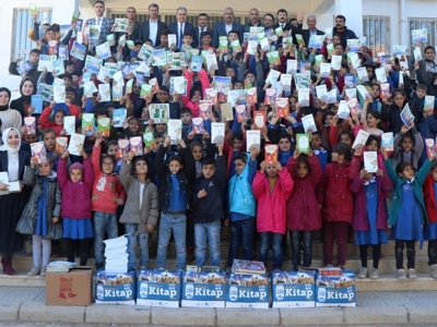 Gezici kütüphane, öğrencilere kitap bağışladı