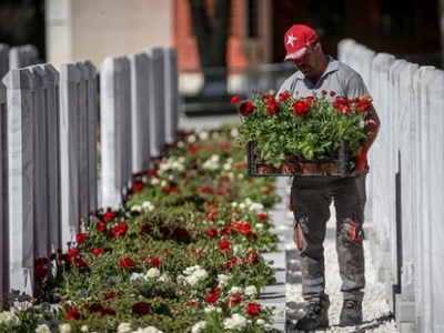 Şehitler Abidesi, kırmızı beyaz şakayıklara büründü