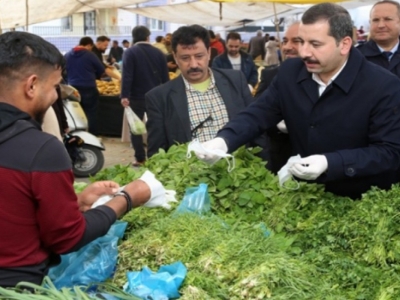 Vatandaşlara maske ve eldiven dağıtıldı