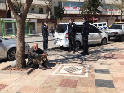 Urfa'da yasağa rağmen yaşlılar dışarı çıktı