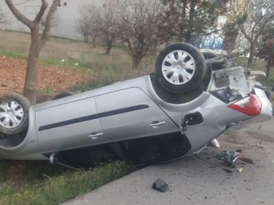 Minibüs ile otomobil çarpıştı! 2 yaralı