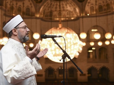 Erbaş, koronavirüsün son bulması için dua etti
